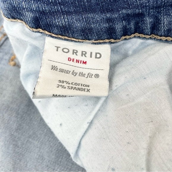 SZ 26 – Torrid Light-Med Wash Distressed Short - Picture 6 of 11